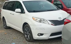 Toyota Sienna XLE AWD 7-Passenger 2013 White