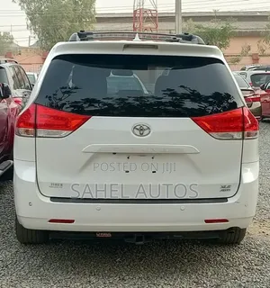 Toyota Sienna XLE AWD 7-Passenger 2013 White