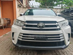 Toyota Highlander XLE 4x4 V6 (3.5L 6cyl 8A) 2017 White