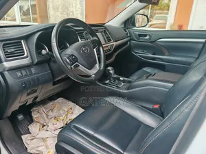 Toyota Highlander XLE 4x4 V6 (3.5L 6cyl 8A) 2017 White