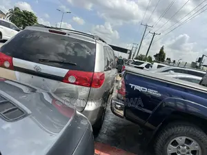 Toyota Sienna 2006 Gold