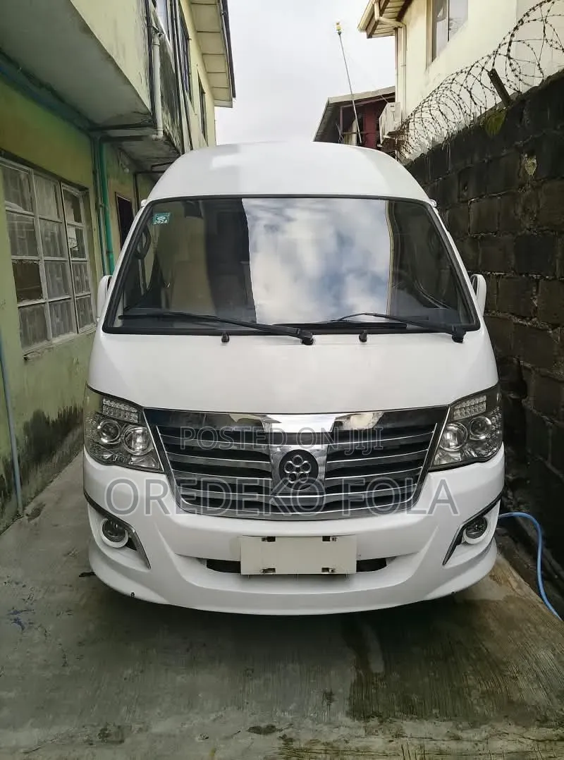 Bus 2020 White