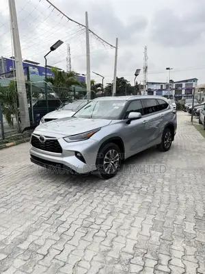 Toyota Highlander XLE 2021 Silver
