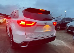 Toyota Highlander XLE 4x2 V6 (3.5L 6cyl 8A) 2018 White