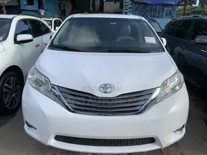 Toyota Sienna XLE 7-Passenger 4dr Minivan AWD (3.5L 6cyl 6A) 2015 White