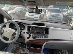 Toyota Sienna XLE 7-Passenger 4dr Minivan AWD (3.5L 6cyl 6A) 2015 White