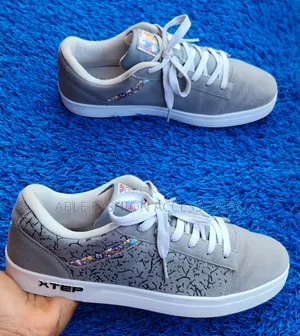Akube/Thrift Men Sneaker