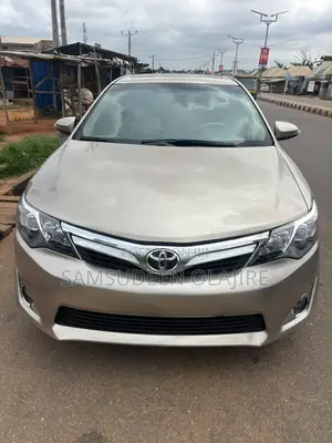 Toyota Camry XLE 4dr Sedan (2.5L 4cyl 6A) 2014 Gold