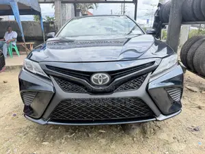 Toyota Camry SE FWD (2.5L 4cyl 8AM) 2018 Blue
