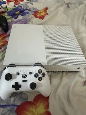 Xbox One S 1tb || One Wired Pad || Games Installed 