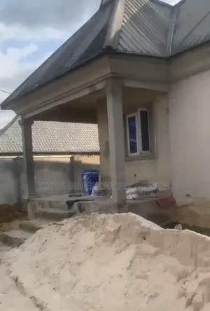 6bdrm Bungalow in Okuokoko, Warri for sale