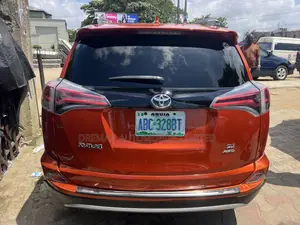 Toyota RAV4 SE AWD (2.5L 4cyl 6A) 2017 Orange