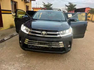 Toyota Highlander XLE 4x4 V6 (3.5L 6cyl 8A) 2018 Gray