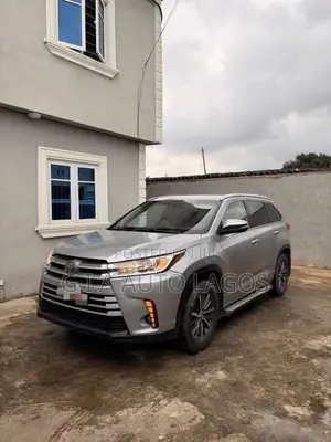 Toyota Highlander XLE 4x4 V6 (3.5L 6cyl 8A) 2018 Silver