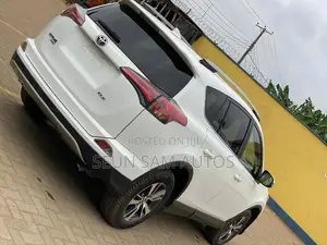 Toyota RAV4 XLE AWD (2.5L 4cyl 6A) 2017 White