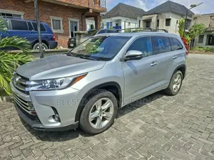 Toyota Highlander XLE 4x4 V6 (3.5L 6cyl 8A) 2017 Silver