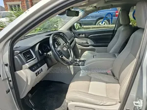 Toyota Highlander XLE 4x4 V6 (3.5L 6cyl 8A) 2017 Silver