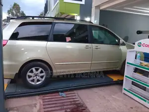 Toyota Sienna XLE FWD (3.3L V6 5A) 2004 Gold