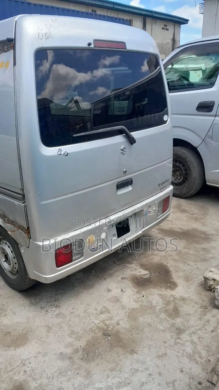 Suzuki Every 2005