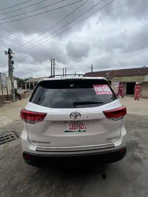Toyota Highlander XLE 4x4 V6 (3.5L 6cyl 8A) 2018 White