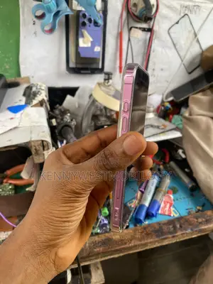 iPhone 16 Screen