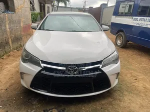Toyota Camry SE 4dr Sedan (2.5L 4cyl 6A) 2016 White