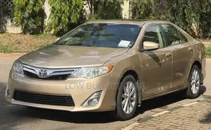 Toyota Camry XLE V6 4dr Sedan (3.5L 6cyl 6A) 2012 Gold