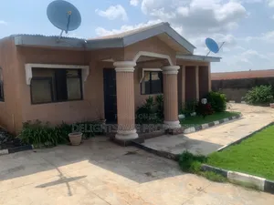 4bdrm Bungalow in Adetokun, Ologuneru for sale