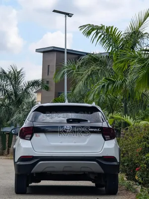 Toyota Yaris 2021 White