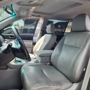 Toyota Highlander SE 2012 Gray