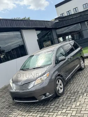 Toyota Sienna LE 8-Passenger 4dr Minivan (3.5L 6cyl 6A) 2015 Gray