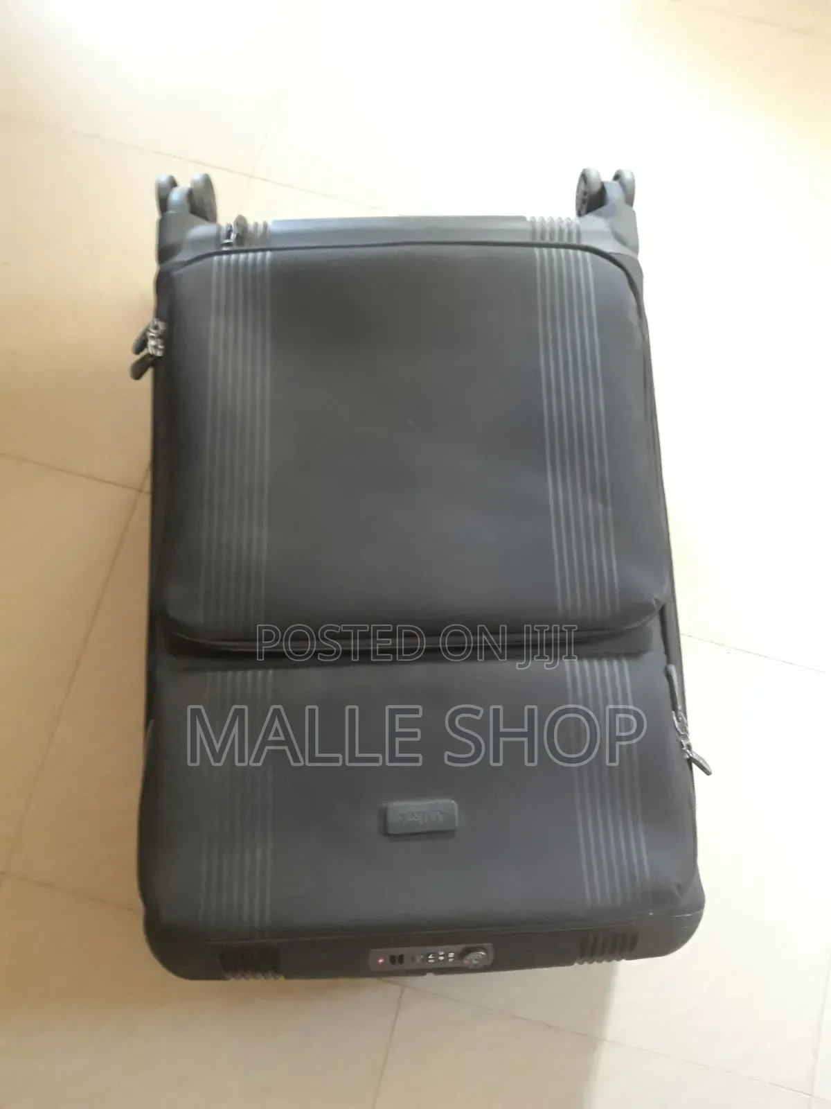 Black Medium Size Travelling Bag.