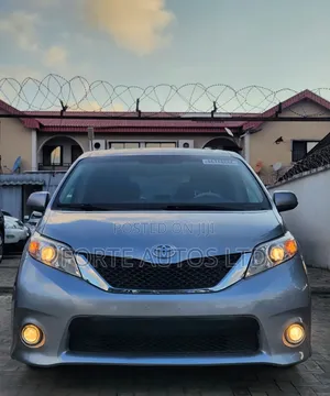 Toyota Sienna SE 8 Passenger 2012 Silver
