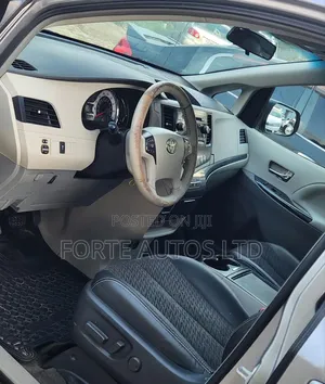 Toyota Sienna SE 8 Passenger 2012 Silver