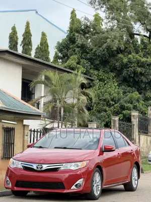 Toyota Camry XLE 4dr Sedan (2.5L 4cyl 6A) 2013 Red
