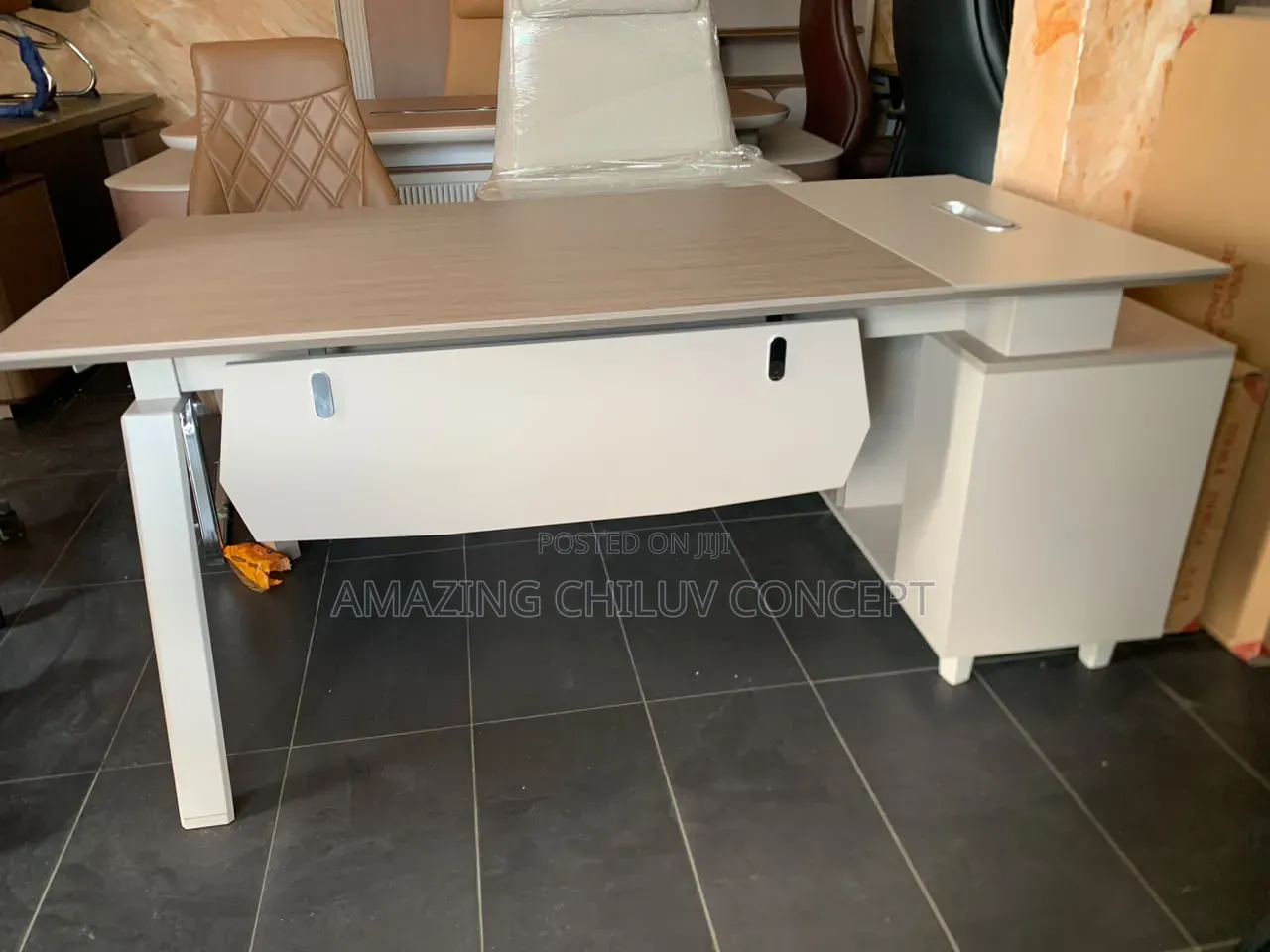 Modern Executive Office Desk - Stylish and Durable