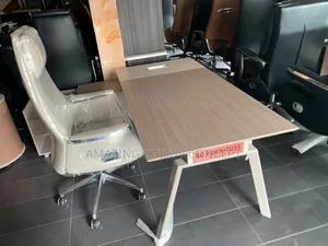 Modern Executive Office Desk - Stylish and Durable