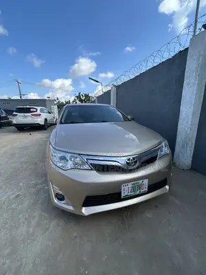 Toyota Camry XLE V6 4dr Sedan (3.5L 6cyl 6A) 2013 Gold