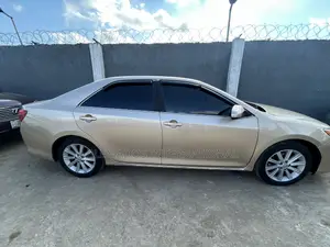 Toyota Camry XLE V6 4dr Sedan (3.5L 6cyl 6A) 2013 Gold
