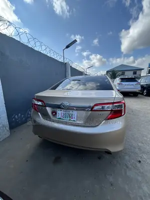 Toyota Camry XLE V6 4dr Sedan (3.5L 6cyl 6A) 2013 Gold