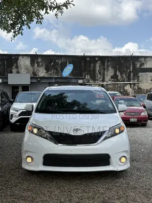 Toyota Sienna SE 8 Passenger 2012 White