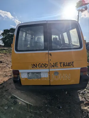 Volkswagen Transporter 2002 Yellow