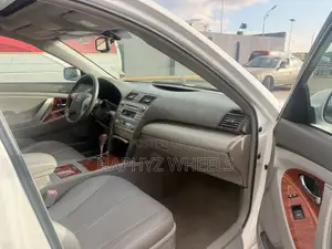 Toyota Camry XLE V6 4dr Sedan (3.5L 6cyl 6A) 2011 White