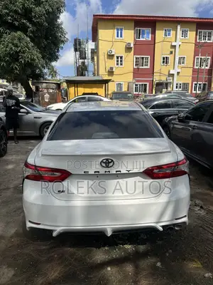 Toyota Camry SE FWD 2020 White