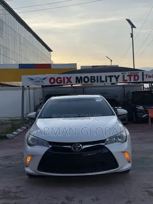 Toyota Camry SE w/Special Edition Pkg (2.5L 4cyl 6A) 2016 White