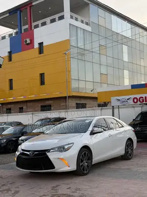 Toyota Camry SE w/Special Edition Pkg (2.5L 4cyl 6A) 2016 White