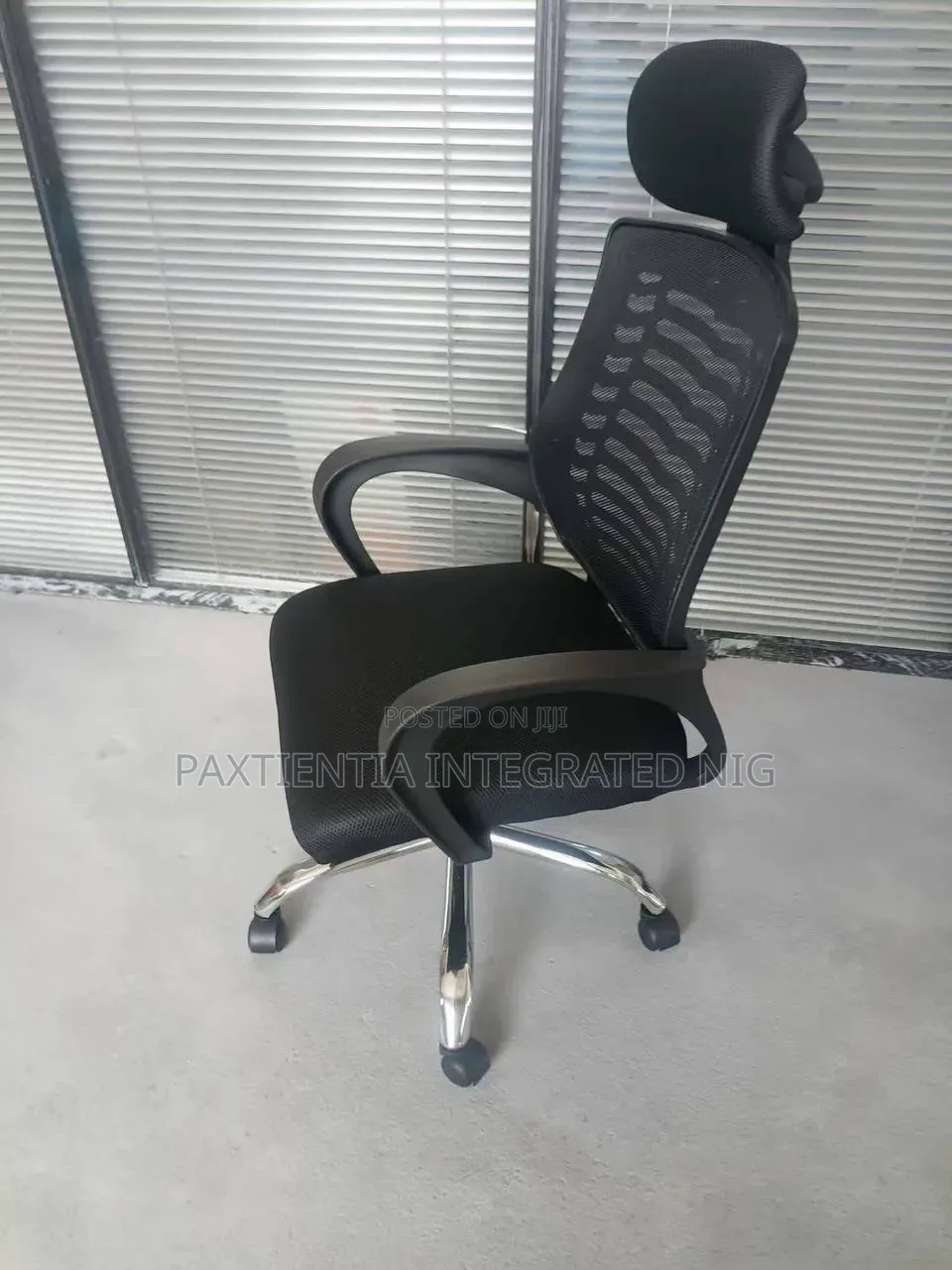 Mess Chair With Headrest.