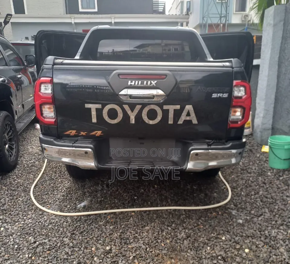 Toyota Hilux 2022 Black