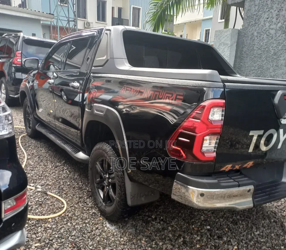 Toyota Hilux 2022 Black