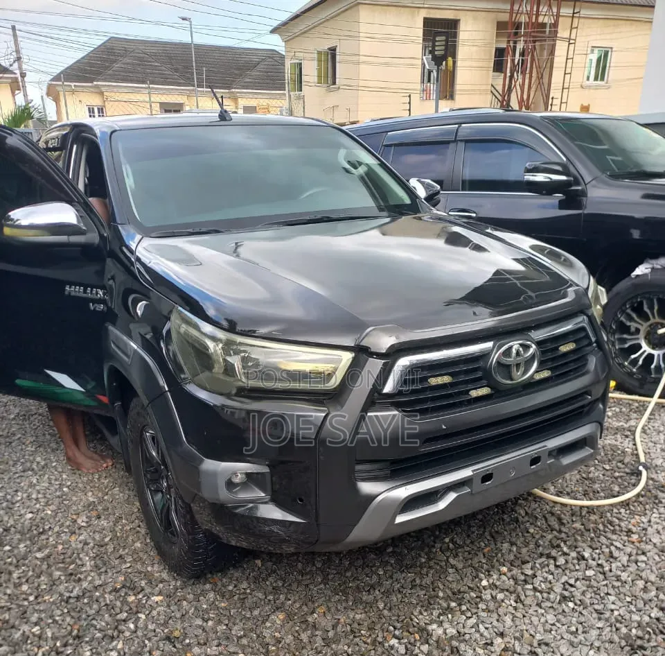 Toyota Hilux 2022 Black